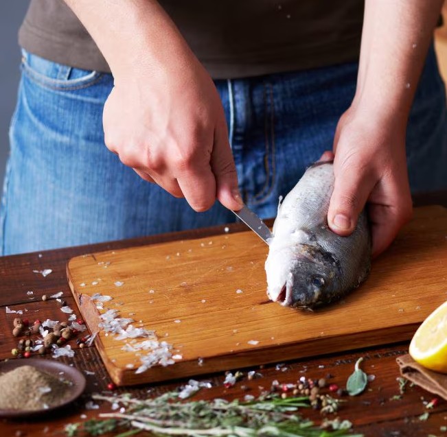 Haine aruncate pe scaune si dezordine